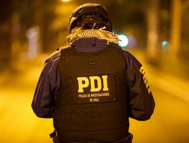 Detienen a sujeto que golpeó a su esposa en el frontis de un cuartel de la PDI en Las Condes