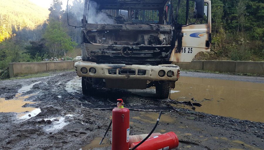 Nuevo ataque deja máquinas y buses quemados en la provincia de Malleco