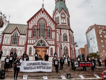 Mujeres de luto conmemoran a las víctimas de la dictadura en la Catedral de Arica