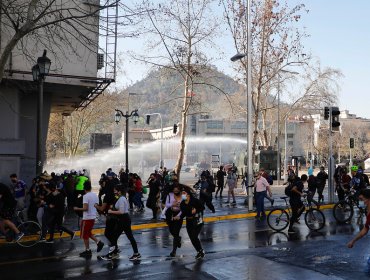 Concentración en Plaza Italia por aniversario del golpe de Estado deriva en incidentes: Carabineros dispersó a manifestantes