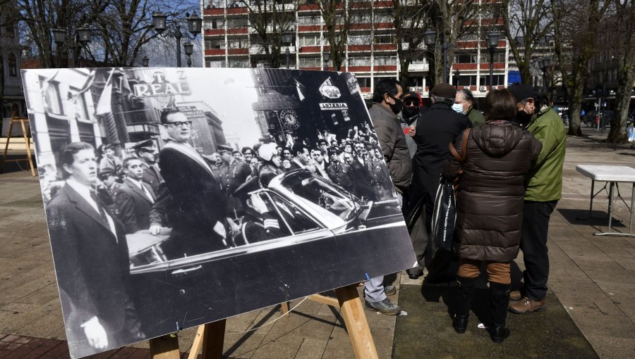 «Allende en la Memoria»: Exposición fotográfica se presentó en plaza de Valdivia