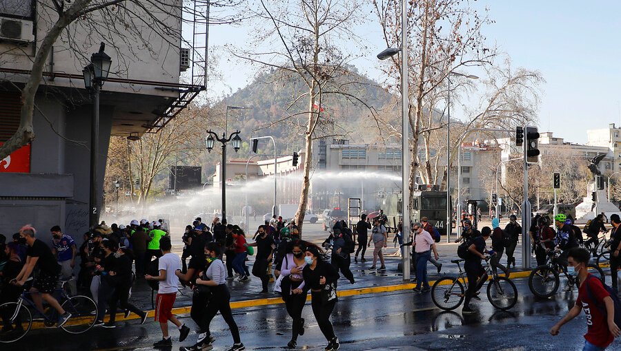 Concentración en Plaza Italia por aniversario del golpe de Estado deriva en incidentes: Carabineros dispersó a manifestantes