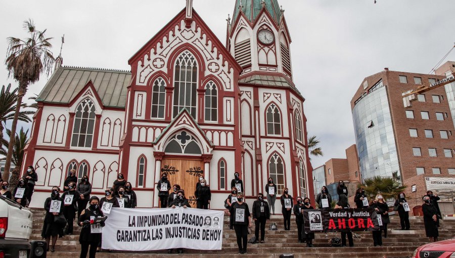 Mujeres de luto conmemoran a las víctimas de la dictadura en la Catedral de Arica