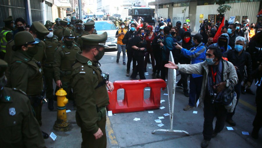 Reportan incidentes entre encapuchados y Carabineros en acceso a Cementerio General tras romería