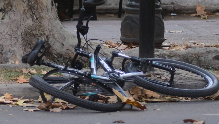 Ciclista pierde la vida tras caer desde unos 5 metros a quebrada en Viña del Mar