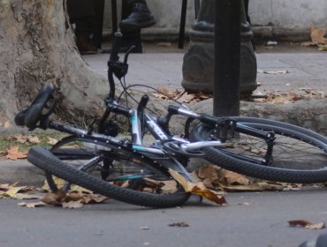 Ciclista pierde la vida tras caer desde unos 5 metros a quebrada en Viña del Mar