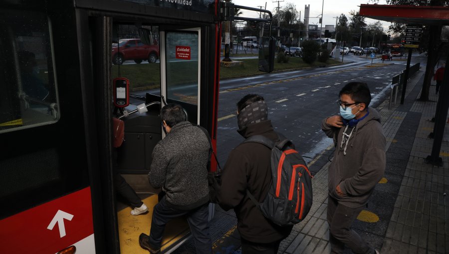 Viajes en transporte público de la región Metropolitana aumentan 6,7% y flujo vehicular sube 1,7%