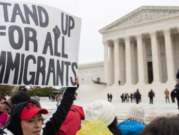 Tribunal falla a favor de la decisión de Trump de terminar con programa que protege de la deportación a miles de inmigrantes