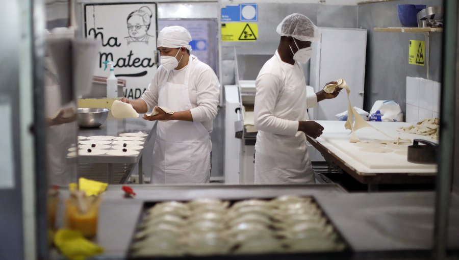 Fiscalizan condiciones sanitarias y protocolos Covid-19 en fábrica de empanadas de Recoleta