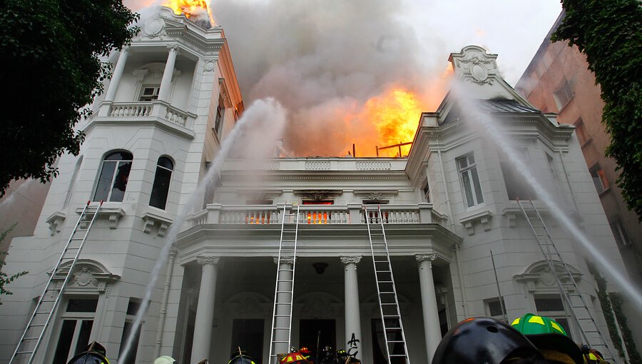 Declaran culpable a imputado por incendio de casona de la U. Pedro de Valdivia