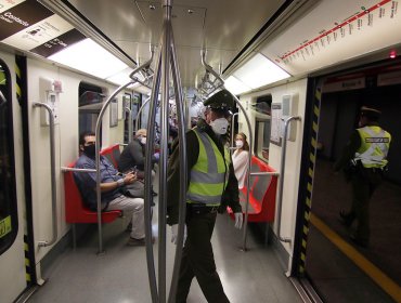 Cámaras de seguridad advierten presencia de sujetos rayando estación del Metro de Santiago: tres detenidos