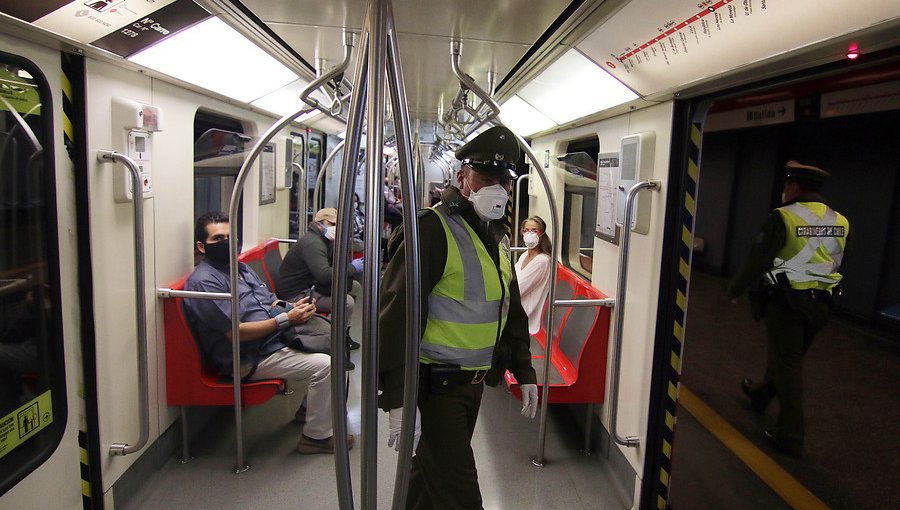 Cámaras de seguridad advierten presencia de sujetos rayando estación del Metro de Santiago: tres detenidos