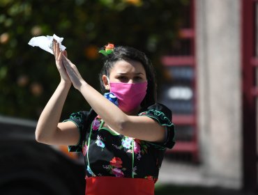 Hermosa sorpresa para un abuelo en Antofagasta: hija y cuatro nietas le dedican pie de cueca