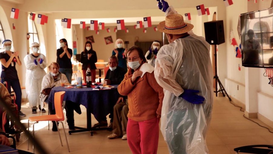 Autoridades celebraron Fiestas Patrias con adultos mayores de La Reina