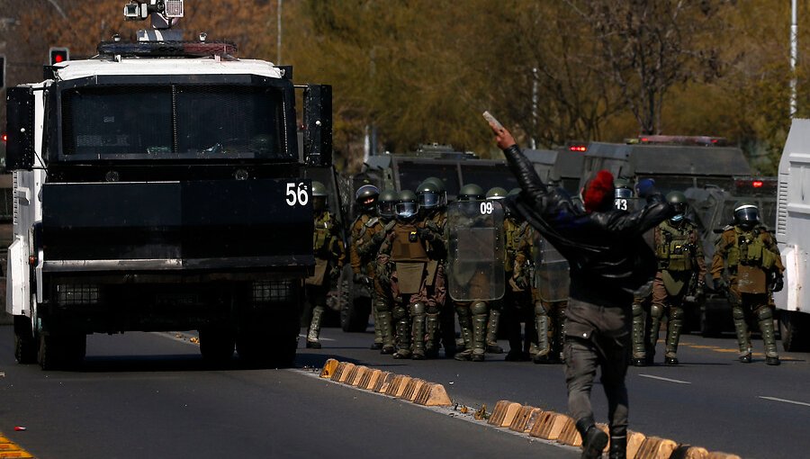 Con diálogo y advertencias por altoparlante: El nuevo protocolo de Carabineros para manifestaciones