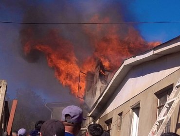 Incendio consume segundo piso de vivienda ubicada en sector de Forestal Alto en Viña del Mar