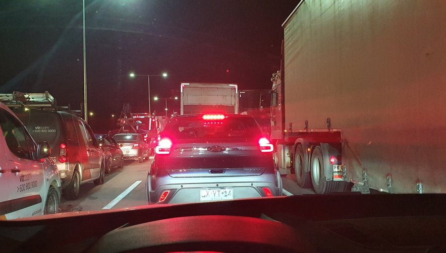 Alta congestión vehicular se registra en la ruta 5 Sur a la salida de la región Metropolitana