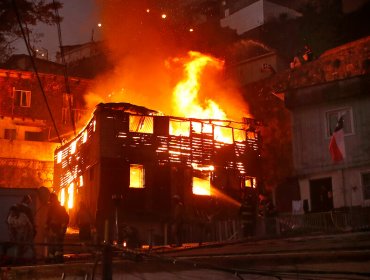 Incendio estructural consume casa habitación en el cerro Santo Domingo de Valparaíso