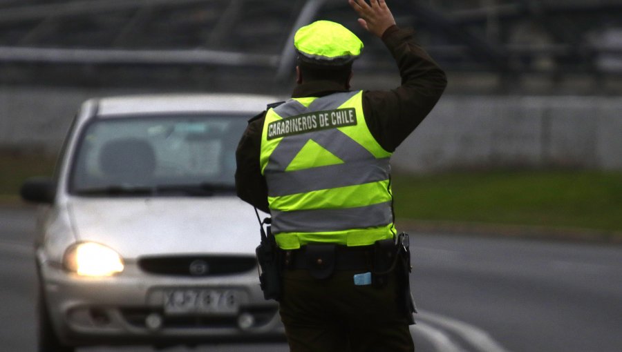 Delincuentes que eludieron control policial golpearon a carabinero y le robaron su arma de servicio en Maipú