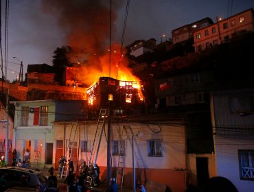 Bombero fue agredido por vecinos de casas que se incendiaban en Valparaíso