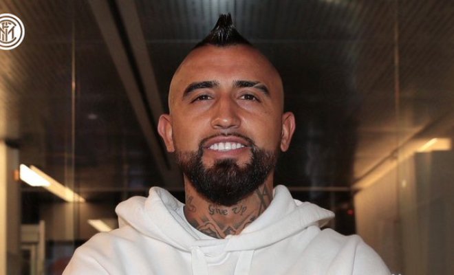 Arturo Vidal arribó a Milán y el Inter le da la bienvenida en redes sociales