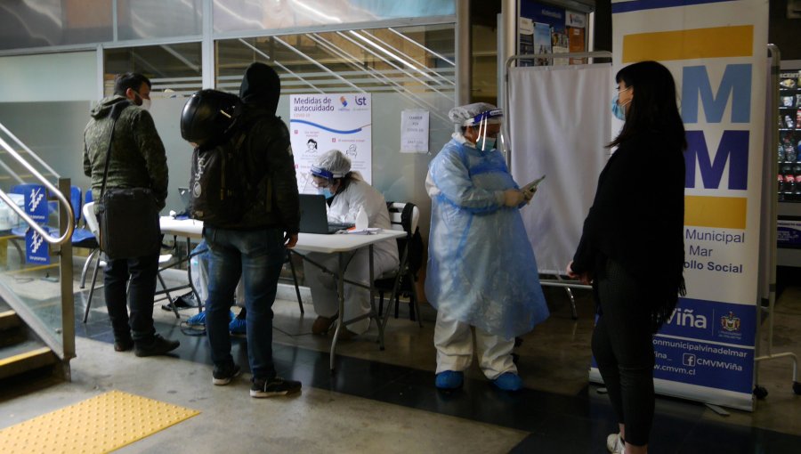 Personal de salud realizó exámenes PCR gratuitos en el Metro de Valparaíso