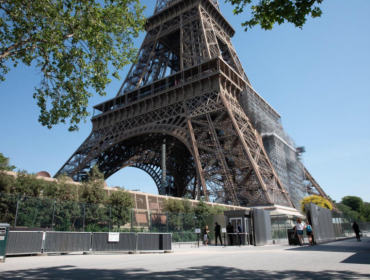 Evacúan la Torre Eiffel y sus alrededores por amenaza telefónica de bomba en el lugar