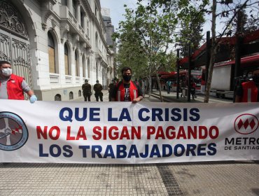 Presidente Piñera anuncia reapertura total del Metro en medio de funa de trabajadores