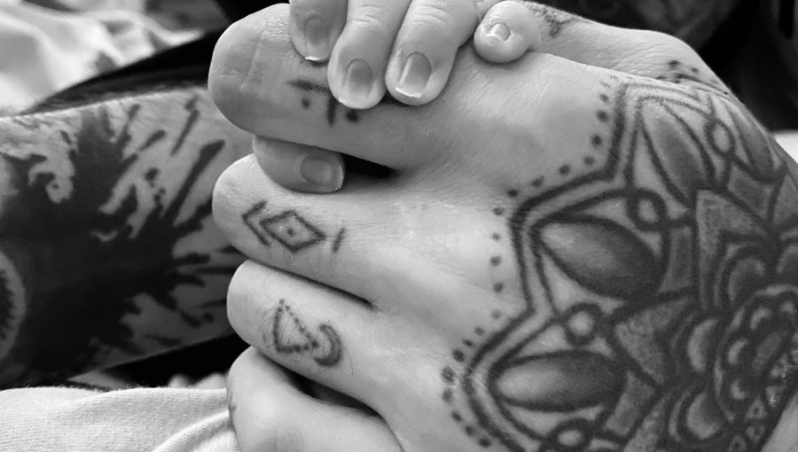 Gigi Hadid y Zayn Malik le dieron la bienvenida a su hija con tiernas postales