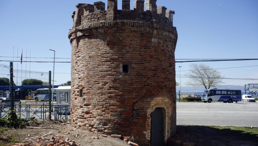 Histórico torreón fue descubierto tras años de estar bajo maleza en Talcahuano