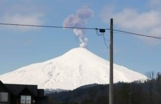 Sernageomin reporta “explosión moderada” en el cráter del volcán Villarrica