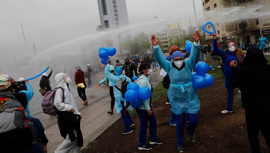 Manifestación de personal de salud en plaza Italia deriva en disturbios y cortes de tránsito