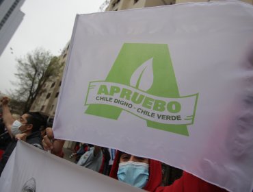 Comando «Apruebo Chile Digno» realizó banderazo en la plaza Baquedano