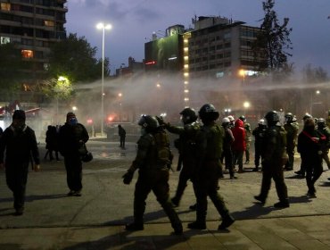 Al menos 13 detenidos por desórdenes deja manifestación en sector de plaza Italia