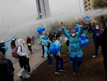 Manifestación de personal de salud en plaza Italia deriva en disturbios y cortes de tránsito