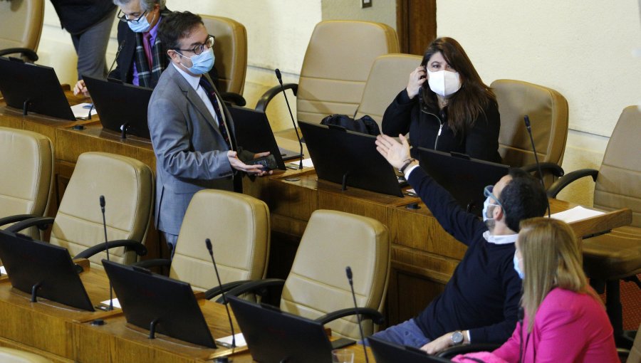 Revolución Democrática y Ex Nueva Mayoría critican decisión de Frente Amplio de restarse de primarias