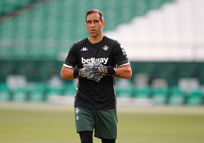 Claudio Bravo enciende las alarmas en la Roja tras lesión en su rodilla