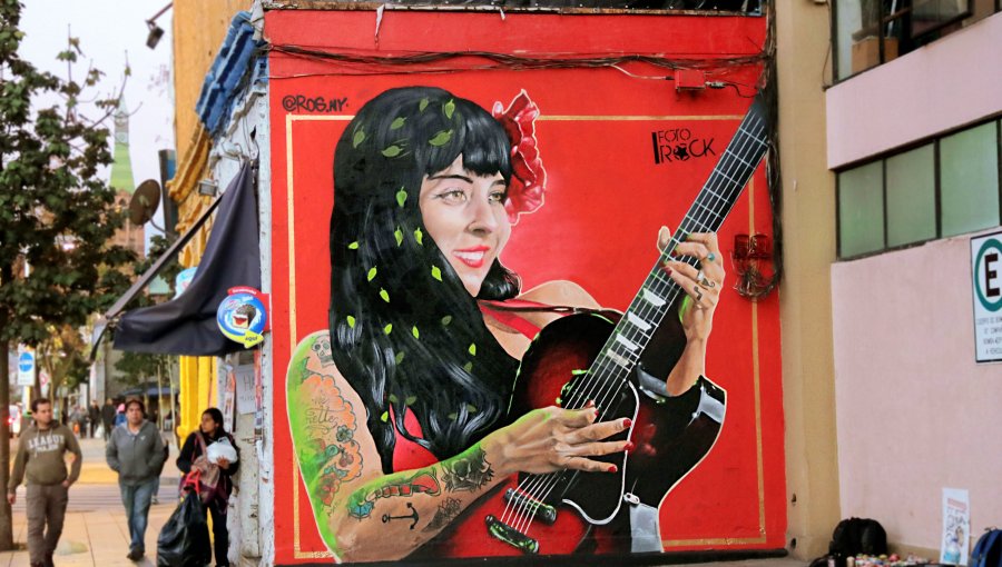 Mural dedicado a Mon Laferte en Santiago fue vandalizado con mensaje en alusión al 'Rechazo'