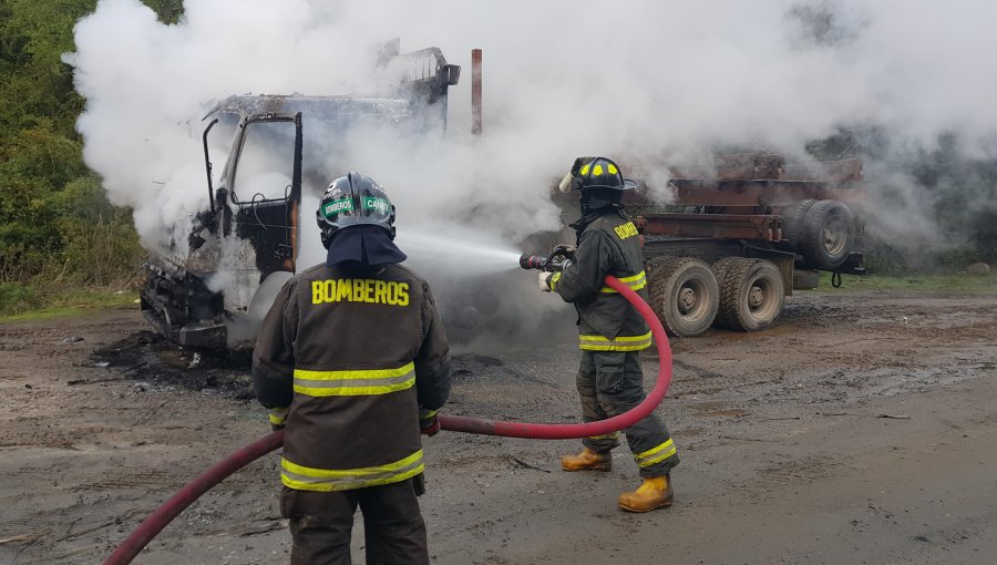 Camión fue incendiado por desconocidos en la ruta 5 Sur a la altura de Ercilla