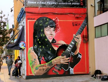 Mural dedicado a Mon Laferte en Santiago fue vandalizado con mensaje en alusión al 'Rechazo'