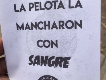 Hinchas de Colo-Colo se manifestaron contra Blanco y Negro en las afueras del Monumental