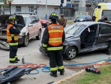 Conductora resulta lesionada tras colisión de dos vehículos particulares en Viña del Mar