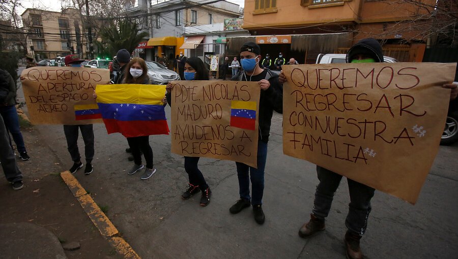 Evelyn Matthei anunció que los más de 200 ciudadanos albergados en Providencia podrán regresar a su país