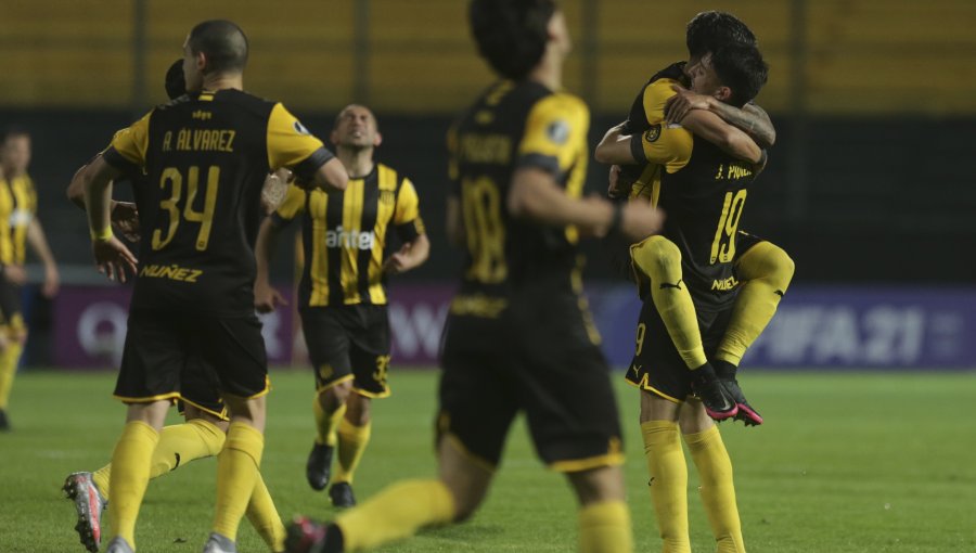 Colo-Colo sigue sin levantar cabeza y fue goleado por Peñarol en Copa Libertadores