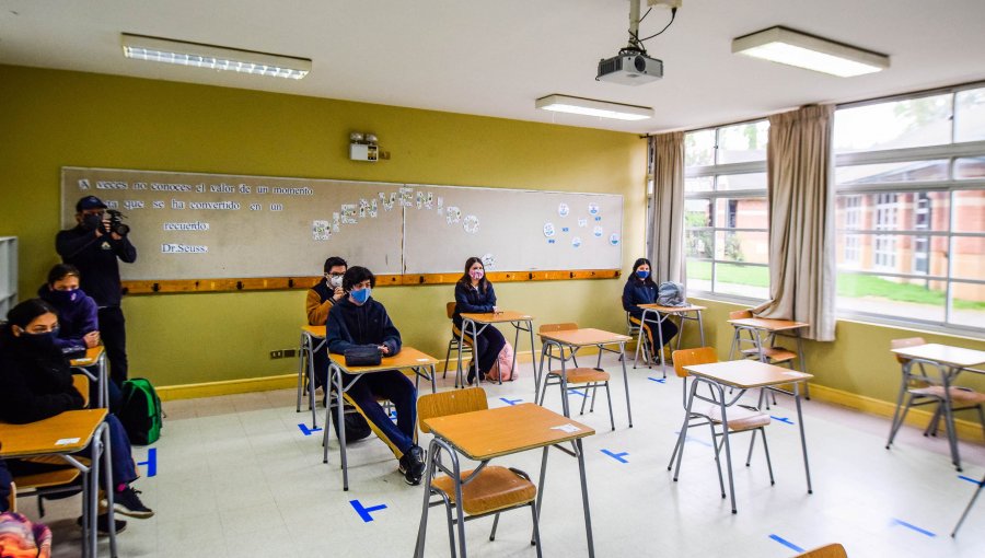 Colegio de Temuco retoma clases presenciales con alumnos de 3° y 4° medio