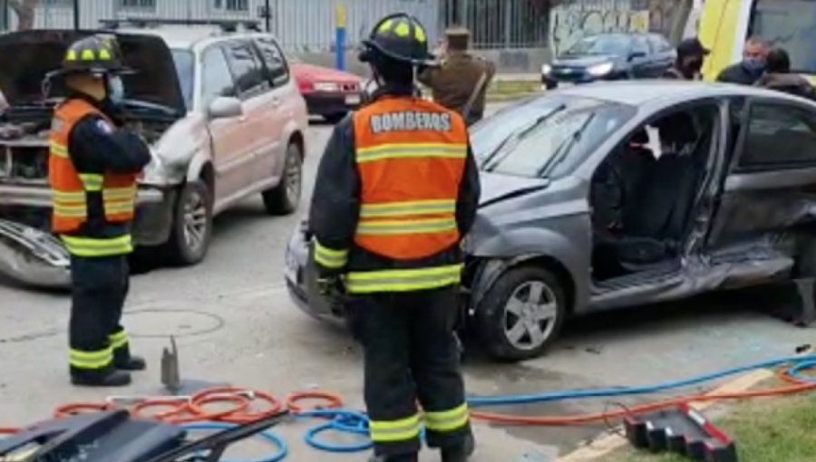 Conductora resulta lesionada tras colisión de dos vehículos particulares en Viña del Mar