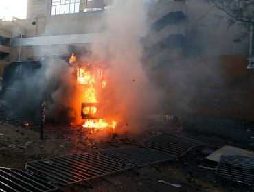 Revocan prisión preventiva para imputado por lanzar molotov que destruyó carro lanzaagua en Santiago