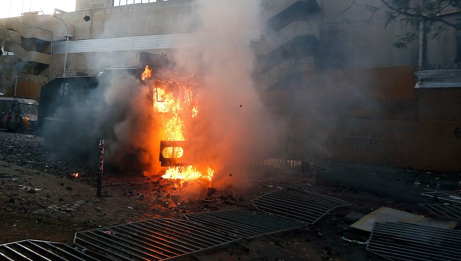 Revocan prisión preventiva para imputado por lanzar molotov que destruyó carro lanzaagua en Santiago