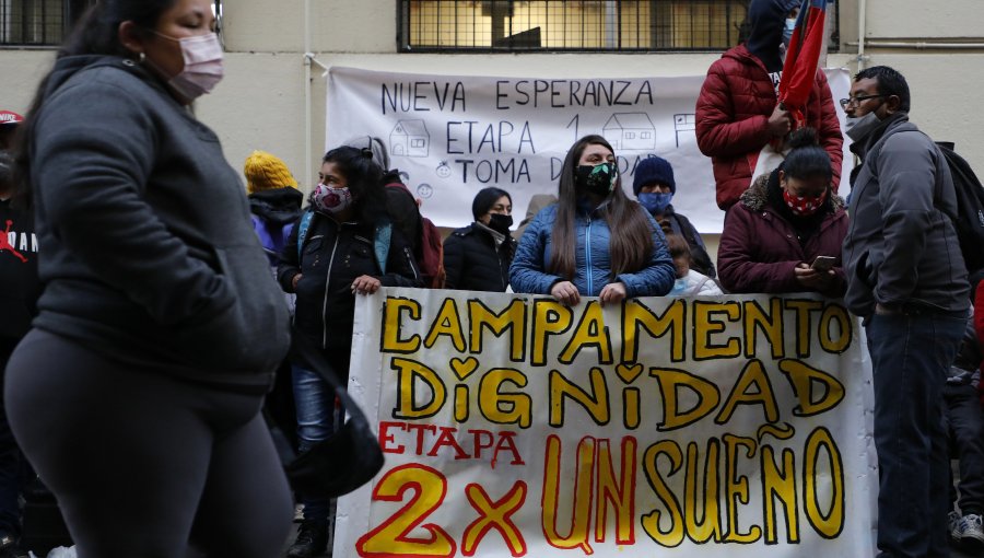 Pobladores de campamento de La Florida protestan en el frontis del Ministerio de Vivienda en demanda de subsidios