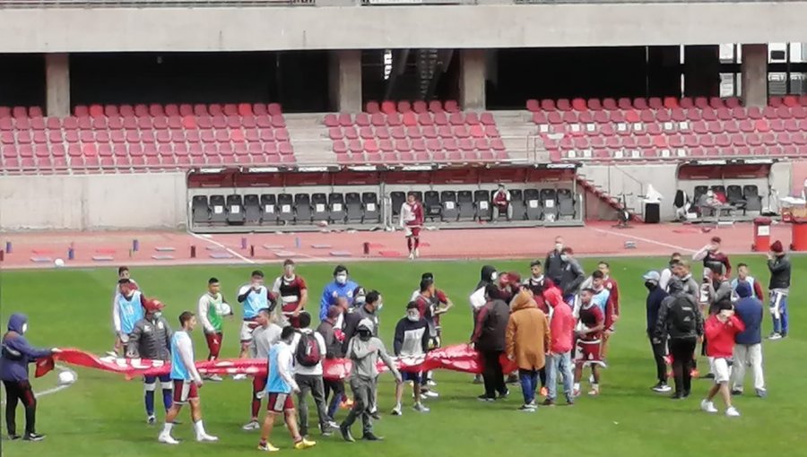 Hinchas ingresaron a la práctica de La Serena exigiendo la salida de Francisco Bozán